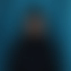 Création d'une image femme caucasienne, manteau noir, devant une porte bleue