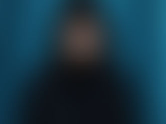 Création d'une image femme caucasienne, manteau noir, devant une porte bleue