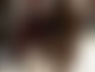 ÉLÉGANCE AUTOMNALE DANS LES RUES PAVÉES