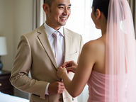 Inspiration photo de mariage - le marié ajusté par la demoiselle d'honneur