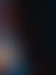 Pluie de néons — portrait urbain en clair-obscur