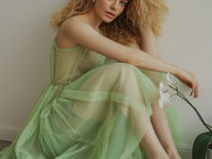 Création d'un moodboard jeune femme aux cheveux blonds bouclés