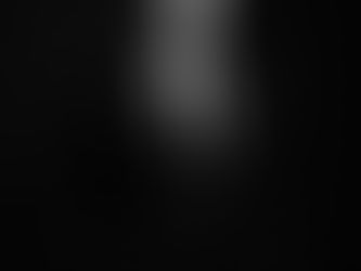 Inspiration portrait studio dramatique en noir et blanc d’un jeune homme élégant