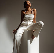 Création d'un moodboard mannequin en interaction avec un accessoire minimaliste