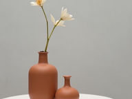 Création d'une image scène minimaliste avec vases en céramique