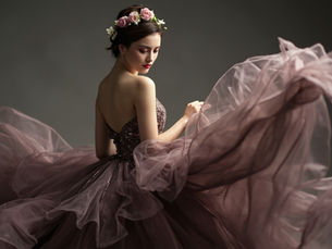 Golden prompt - Une femme portant une robe de bal ou de haute couture en tissu léger et flottan