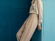 Création d'un moodboard - pose penchée (contre un mur ou vers l’avant)