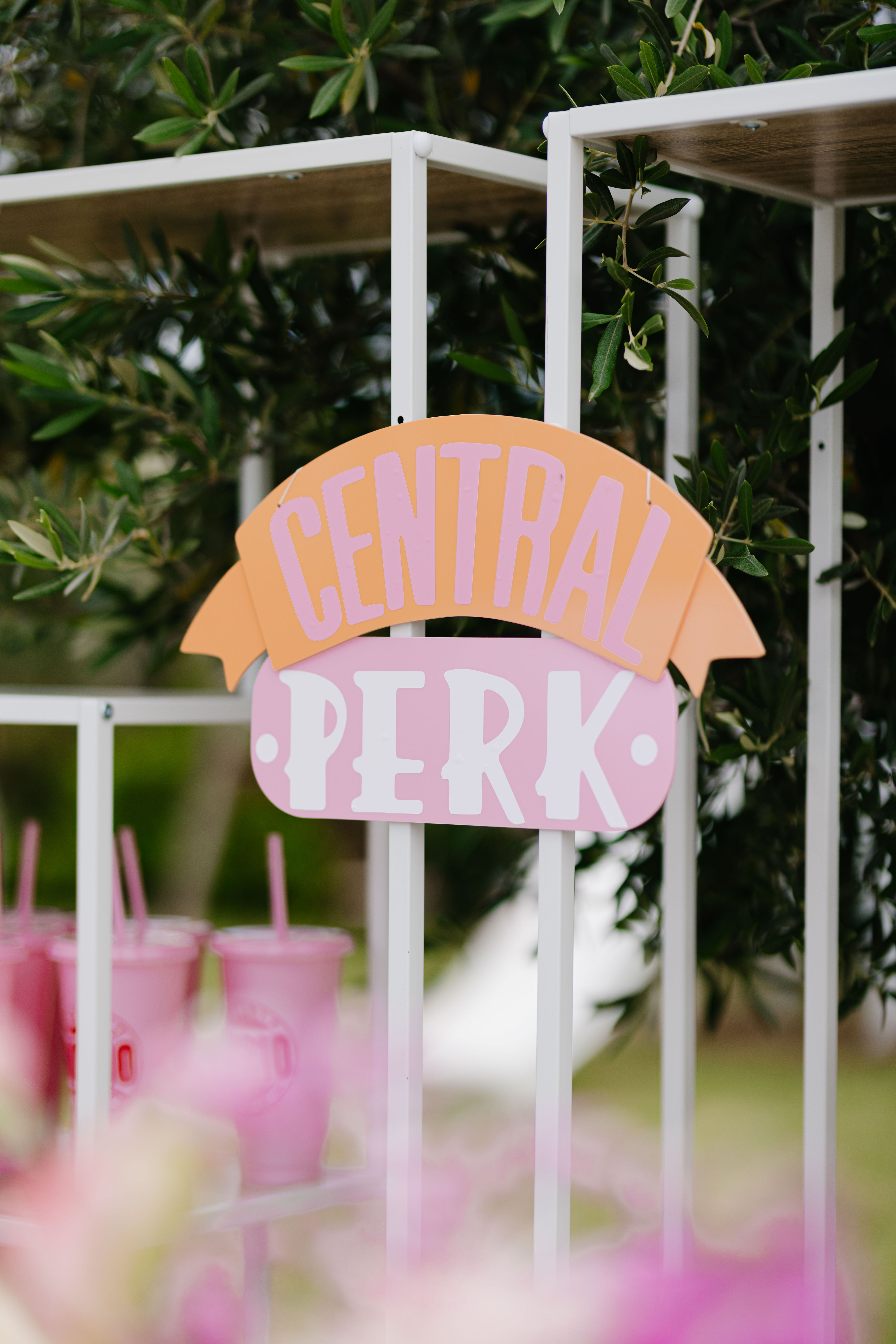 Panneau Central Perk évènement année 90-2000 série "Friends"