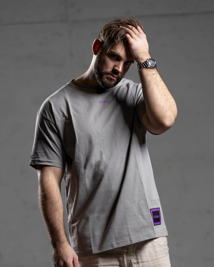 Miesmalli Lauri harmaassa t-paidassa tuotekuvauksissa