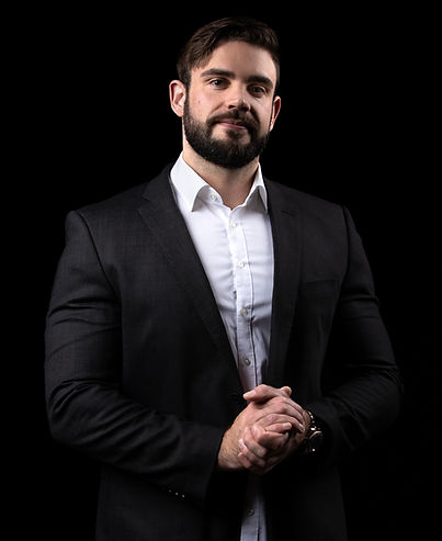 Asuntojen esittelijä sekä malli Lauri Mäntysalo mustassa puvussa