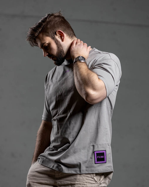 Miesmalli poseeraa harmaassa T-paidassa