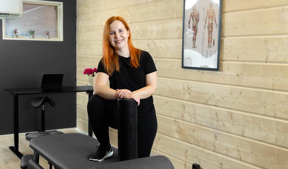 Hieroja Janina piispanen poseeraa Hierontapiste Vetreän uusissa toimitiloissa Maskussa