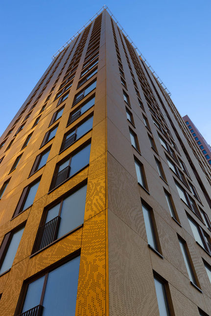 Korkean rakennuksen oranssi ulkoseinä