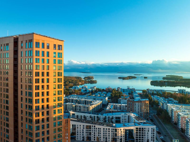 Oranssin tornitalon oikealta puolelta aukeava kesäinen merimaisema