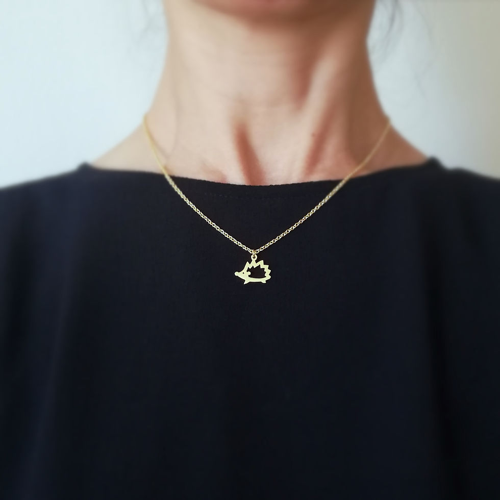 サムネイル： A model is wearing Gold hedgehog silhouette necklace on black sweater.