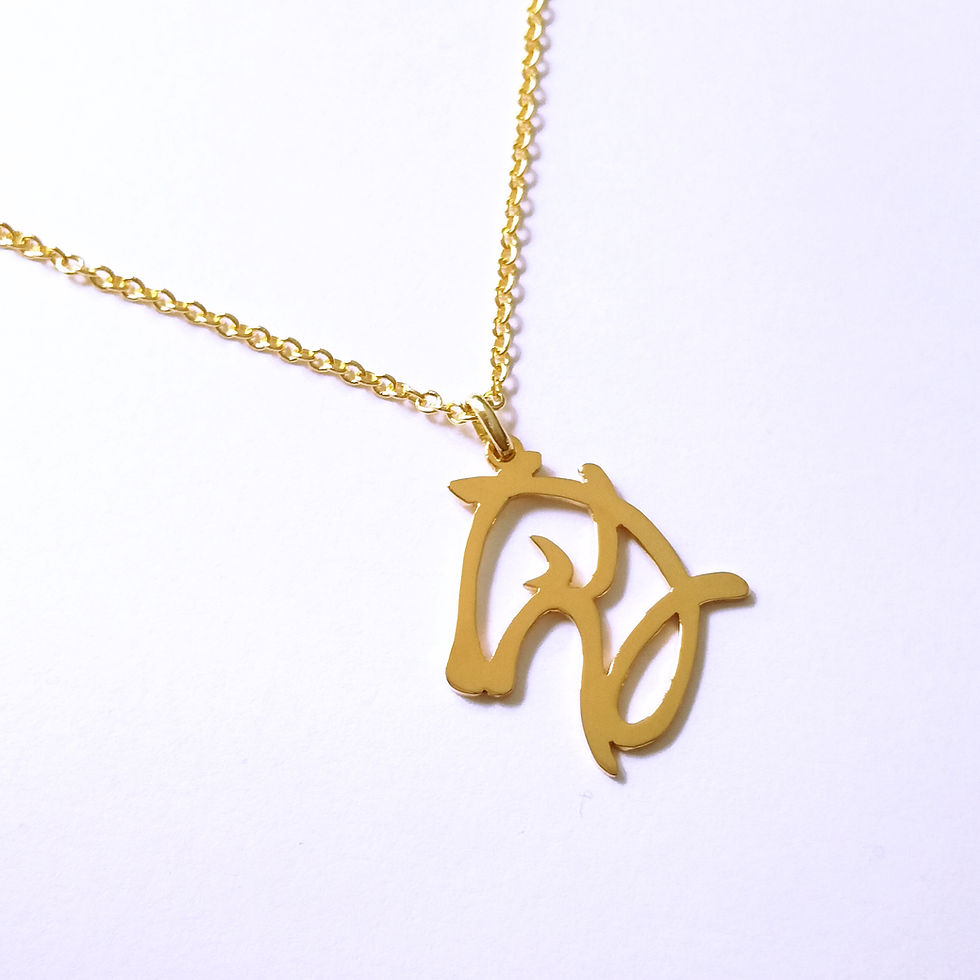 サムネイル： Gold horse head necklace designed with Japanese word on white panel. The pendant top is cutout, flat and shiny.