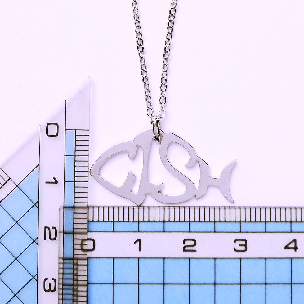 サムネイル： Two rulers showing the size of Silver cut-out fish pendant designed with English word