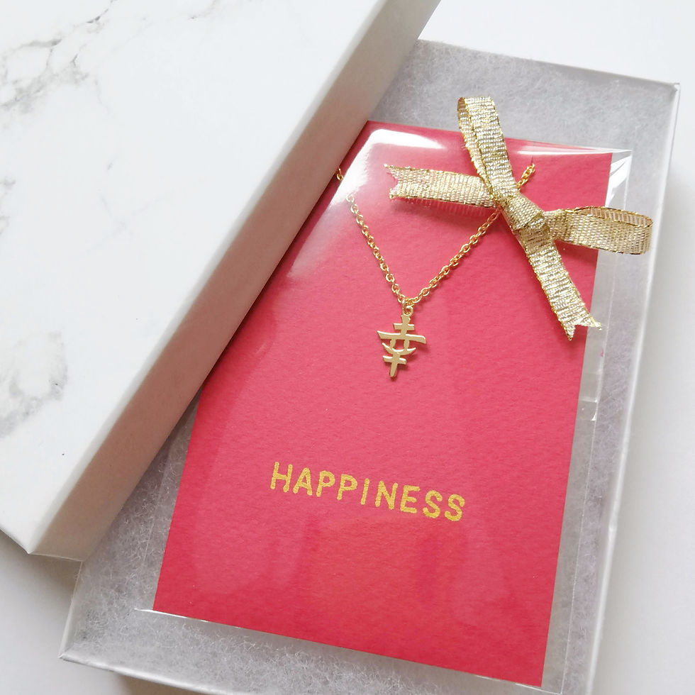 サムネイル： Gold Kanji 幸 necklace is set on a red card in clear sleeve with gold ribbon, sitting in paper box.