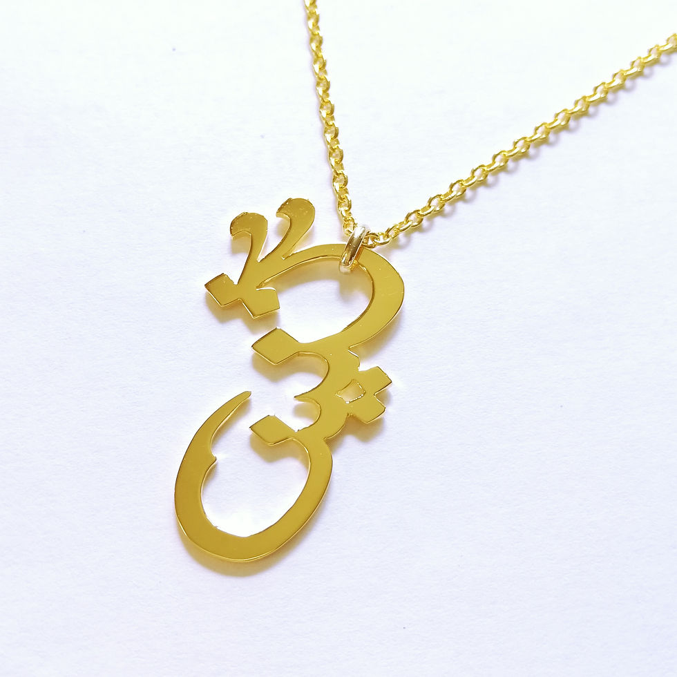 サムネイル： Gold dragon necklace on white surface.