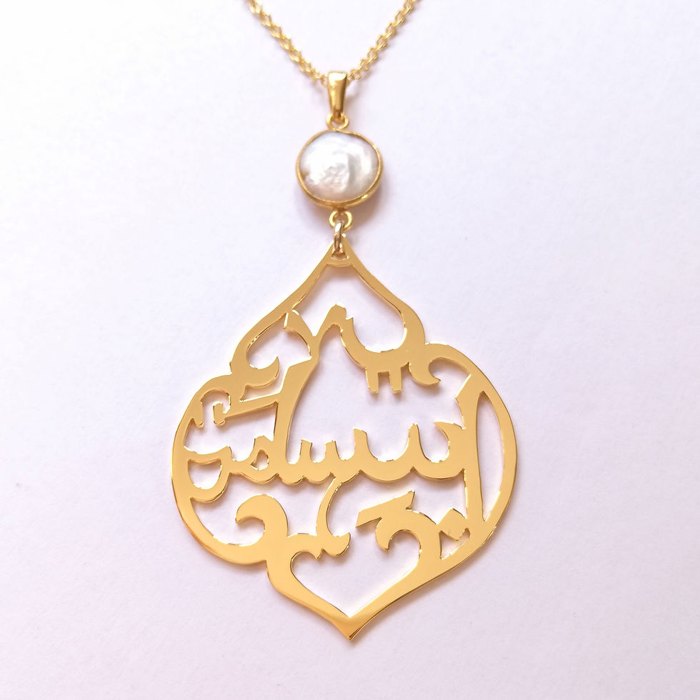 サムネイル： Front view of smile pendant. the background is white.