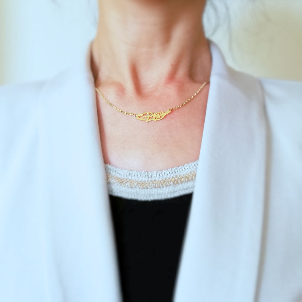 サムネイル： A model is wearing gold feather necklace with light gray jacket.