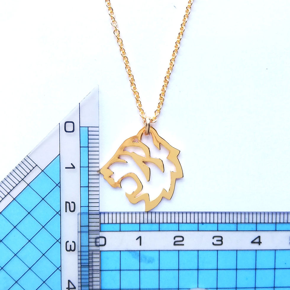 サムネイル： Two rulers showing the size of Gold tiger head necklace