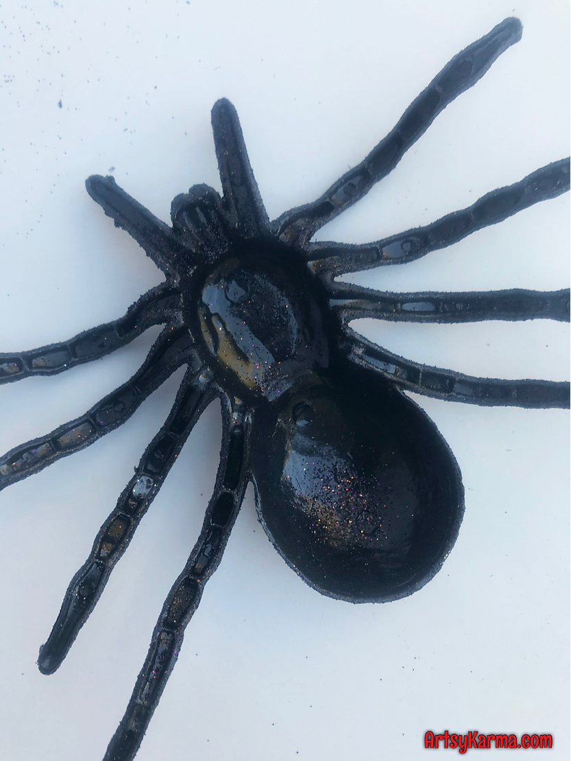 Making spider magnets for door decorations
