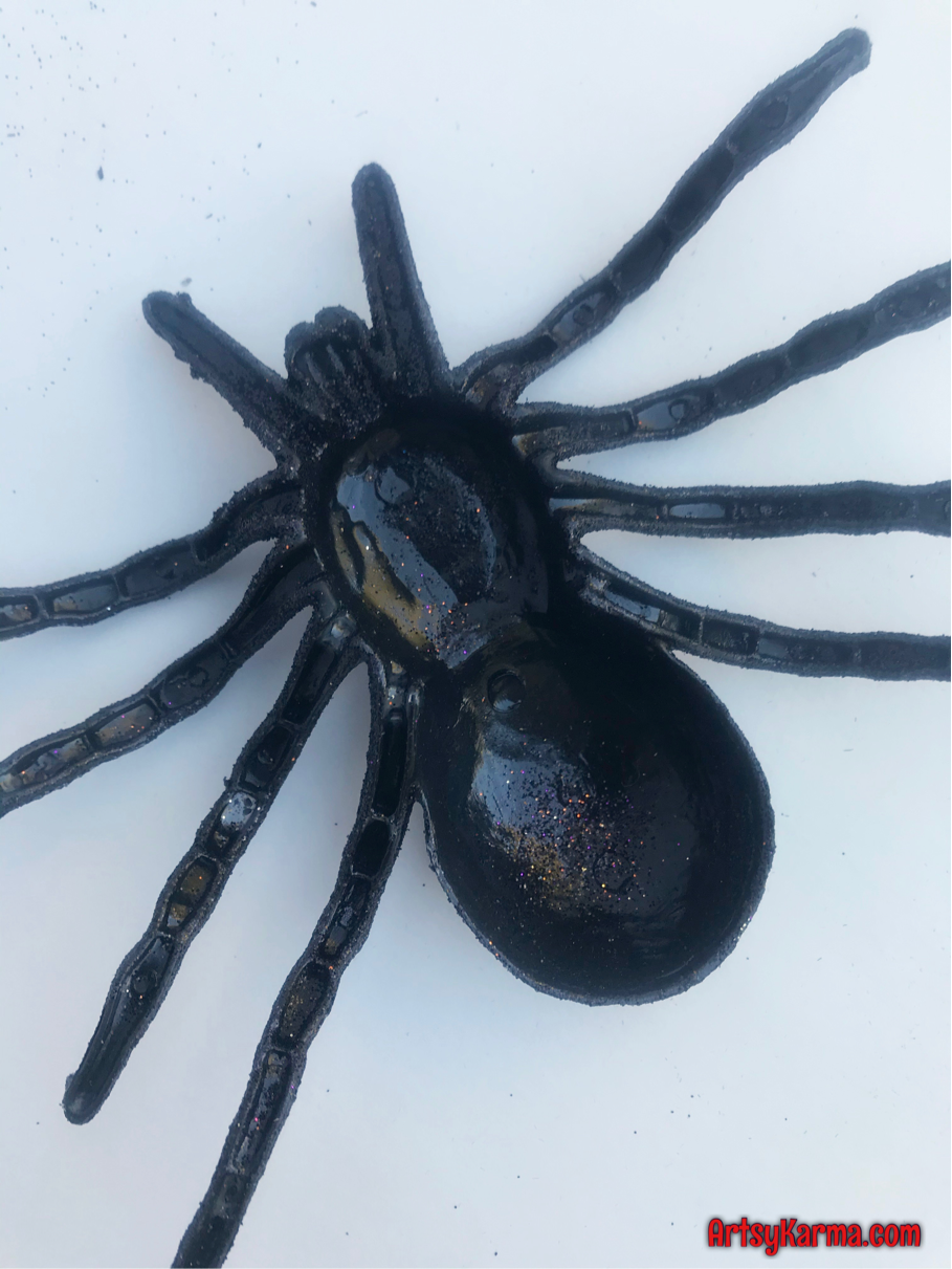 Making spider magnets for door decorations