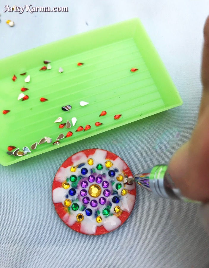 Fill the colors with same colored rhinestones for diamond painting feel