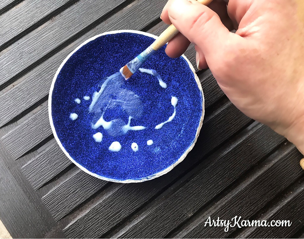 coat the glitter with glaze on the diy ring dish