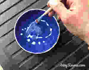coat the glitter with glaze on the diy ring dish