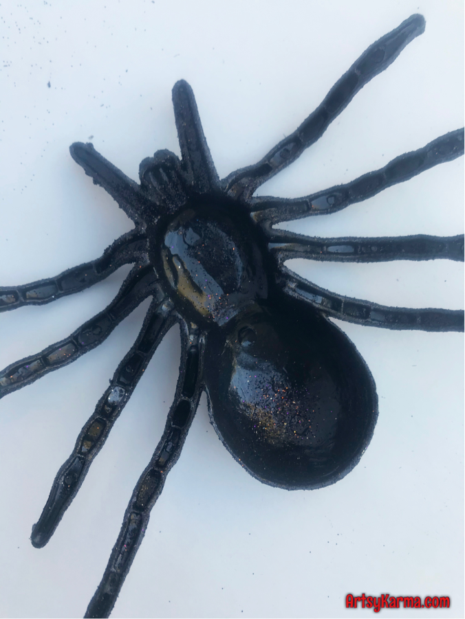 Making spider magnets for door decorations