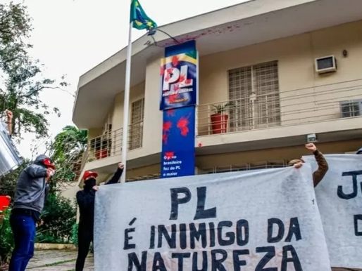 MST vandaliza com tinta e ovos, a sede do PL em São Paulo em protesto pelo meio ambiente