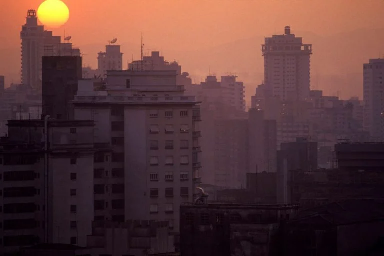 No ranking atualizado das cidades com a pior qualidade do ar no mundo, São Paulo aparece em primeiro lugar, seguida por Lahore, no Paquistão, e Jakarta, na Indonésia Leia mais em: https://forbes.com.br/manchete-2/2024/09/sao-paulo-lidera-ranking-de-cidade-com-ar-mais-poluido-do-mundo/