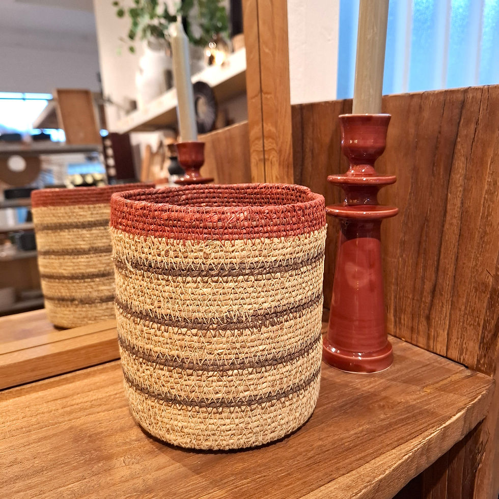 Panier en jonc brodé