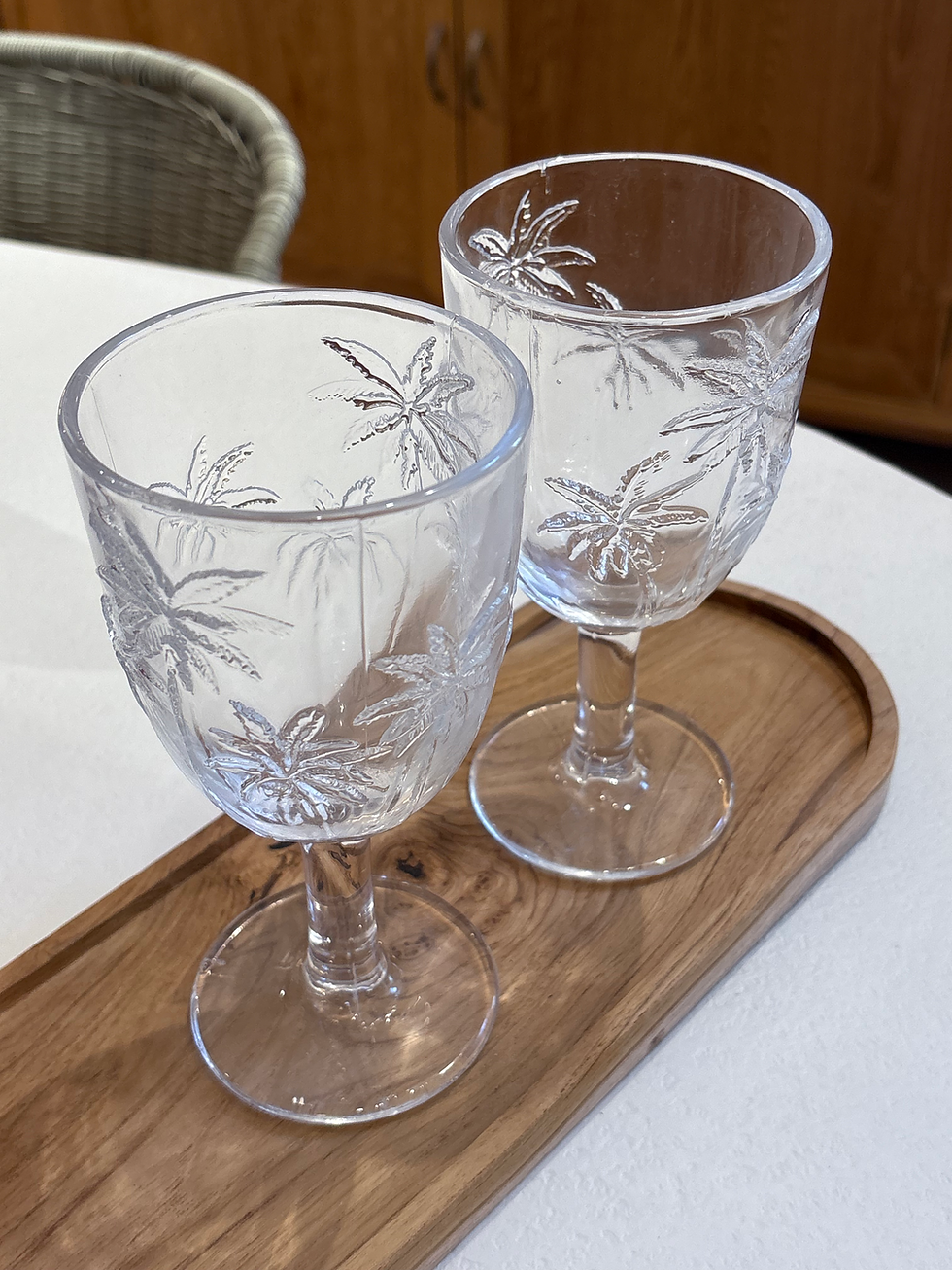 Verre à pied transparent motif palmiers