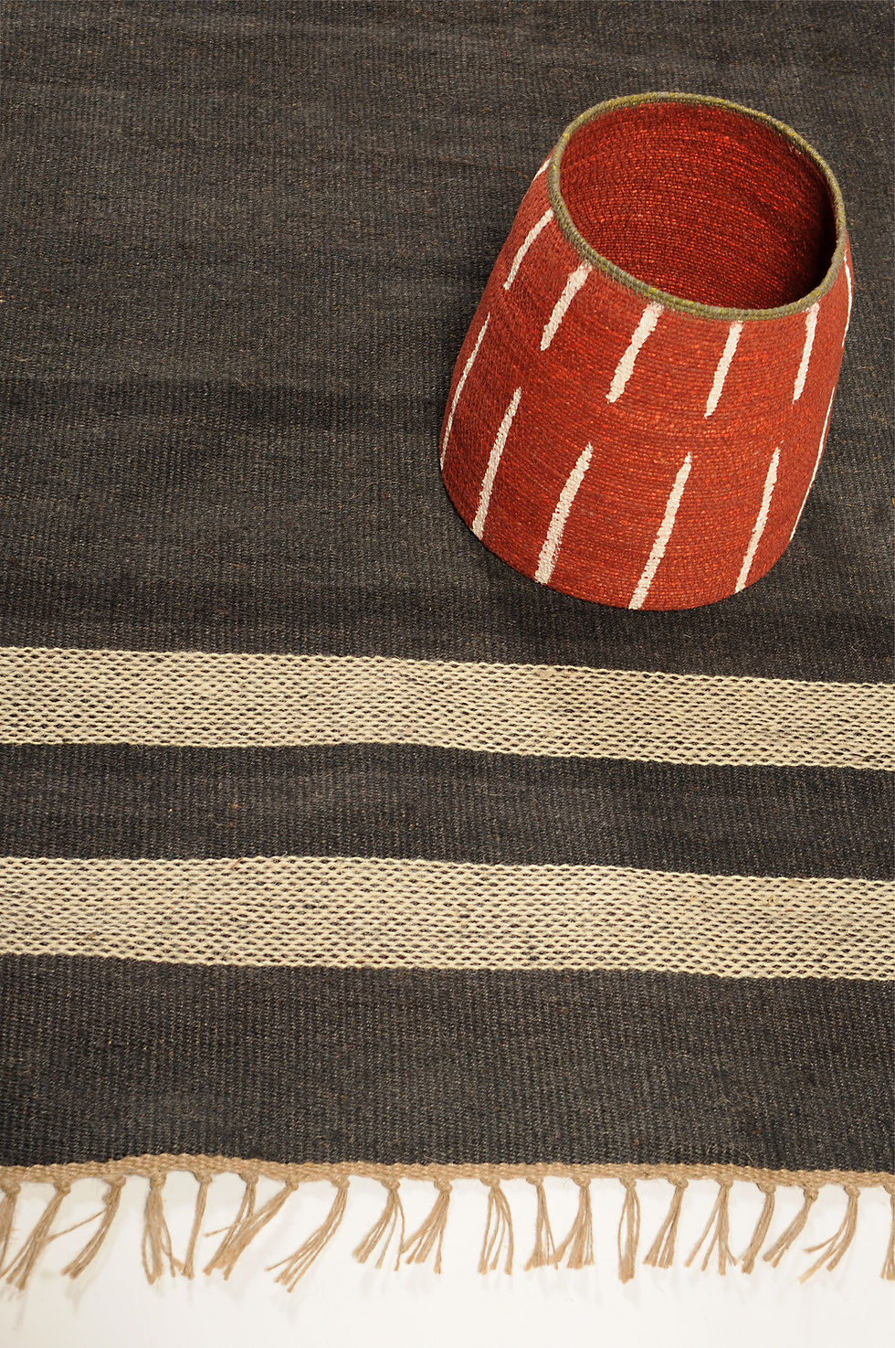 Tapis en jute anthracite & naturel