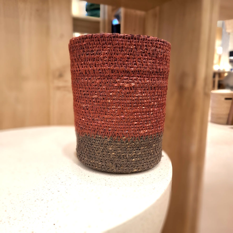 Panier en jonc brodé