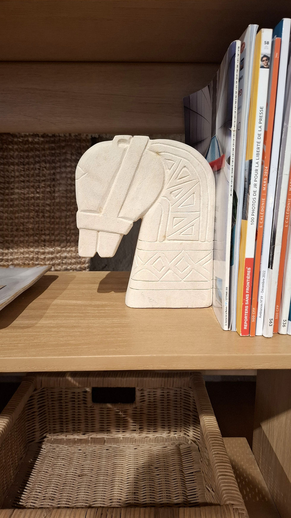 Statue / serre-livre en pierre