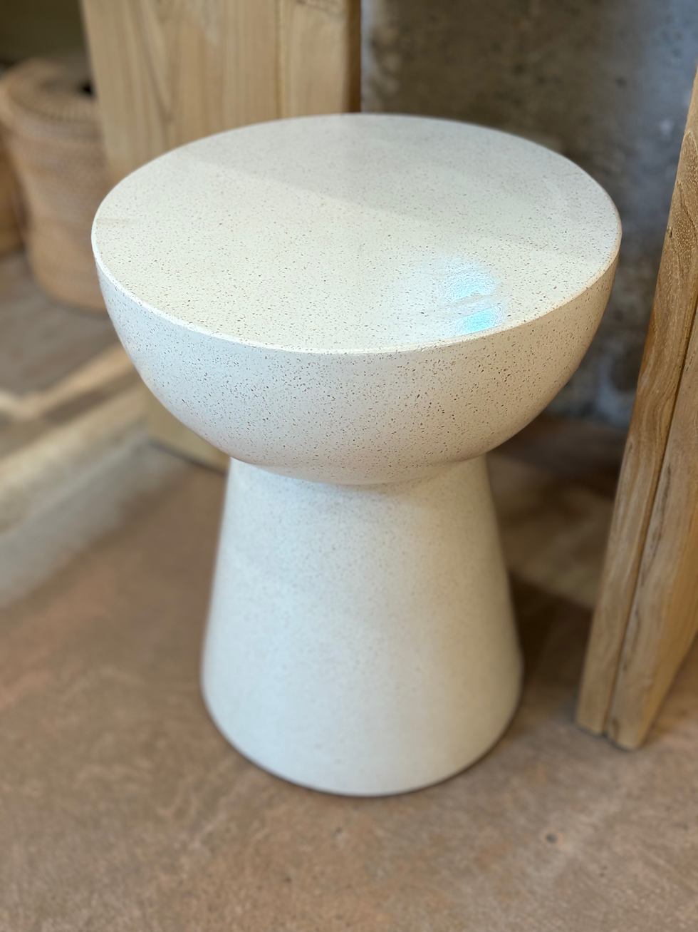 Tabouret en terrazzo écru
