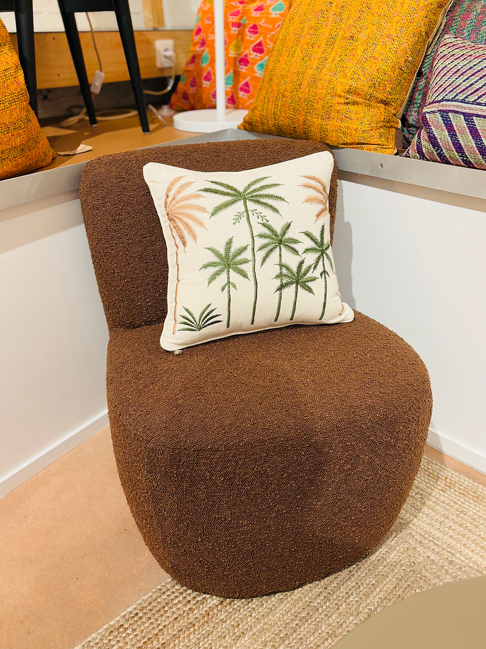 Fauteuil bonclé marron foncé