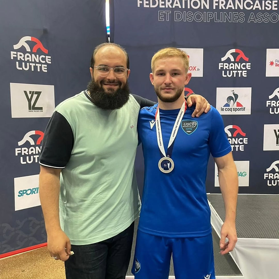 de gauche à droite : Reda BELADJ président de l'US Créteil Lutte, Théo MAZOYER, vice-champion de France séniors en libre 70kg