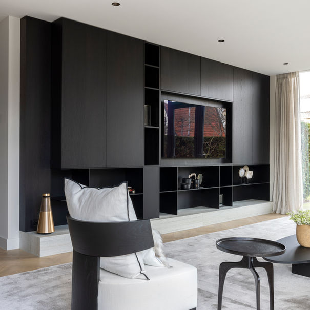 Woonkamer in woonhuis Castricum met maatwerk tv-meubel in warm eikenfineer en rustige kleuren, door NINETY EIGHT Interior Design.