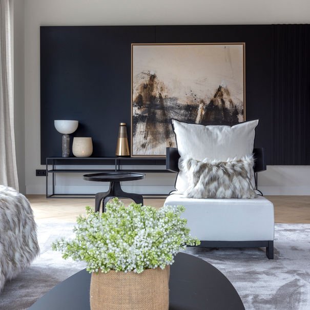 Zithoek in woonhuis Castricum met zachte bekleding, neutrale tinten en op maat gemaakte wandpanelen, ontworpen door NINETY EIGHT Interior Design.