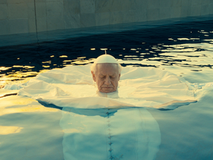 il papa in piscina
