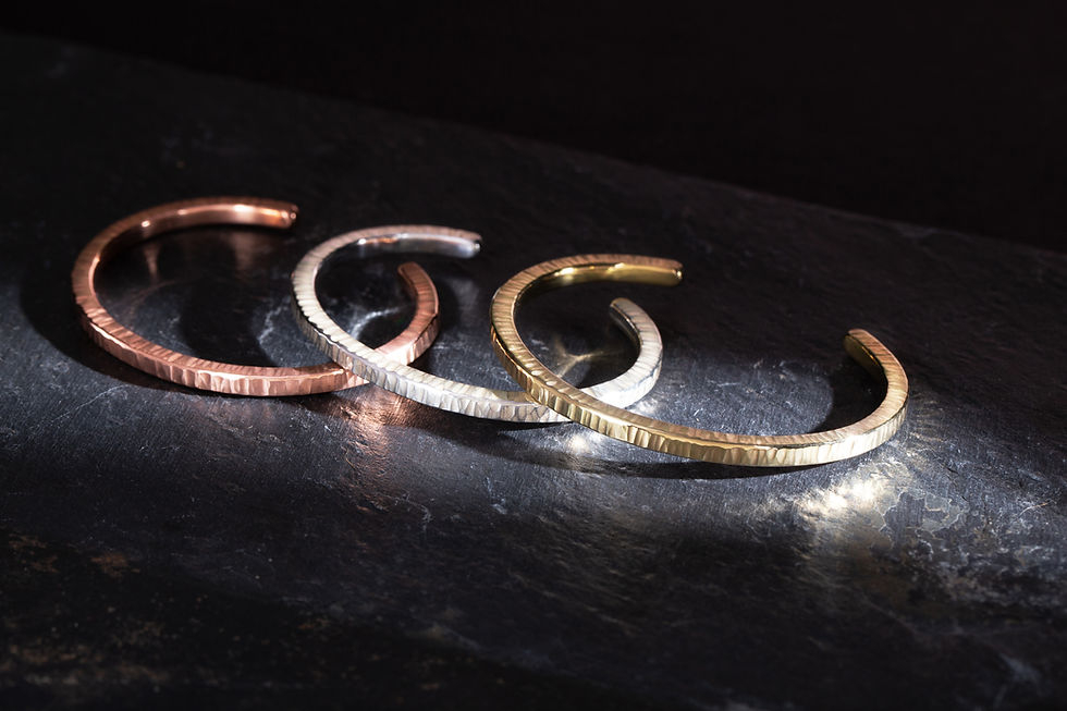 縮圖：樹幹紅銅手環 Hammered Tree Trunk Bangle