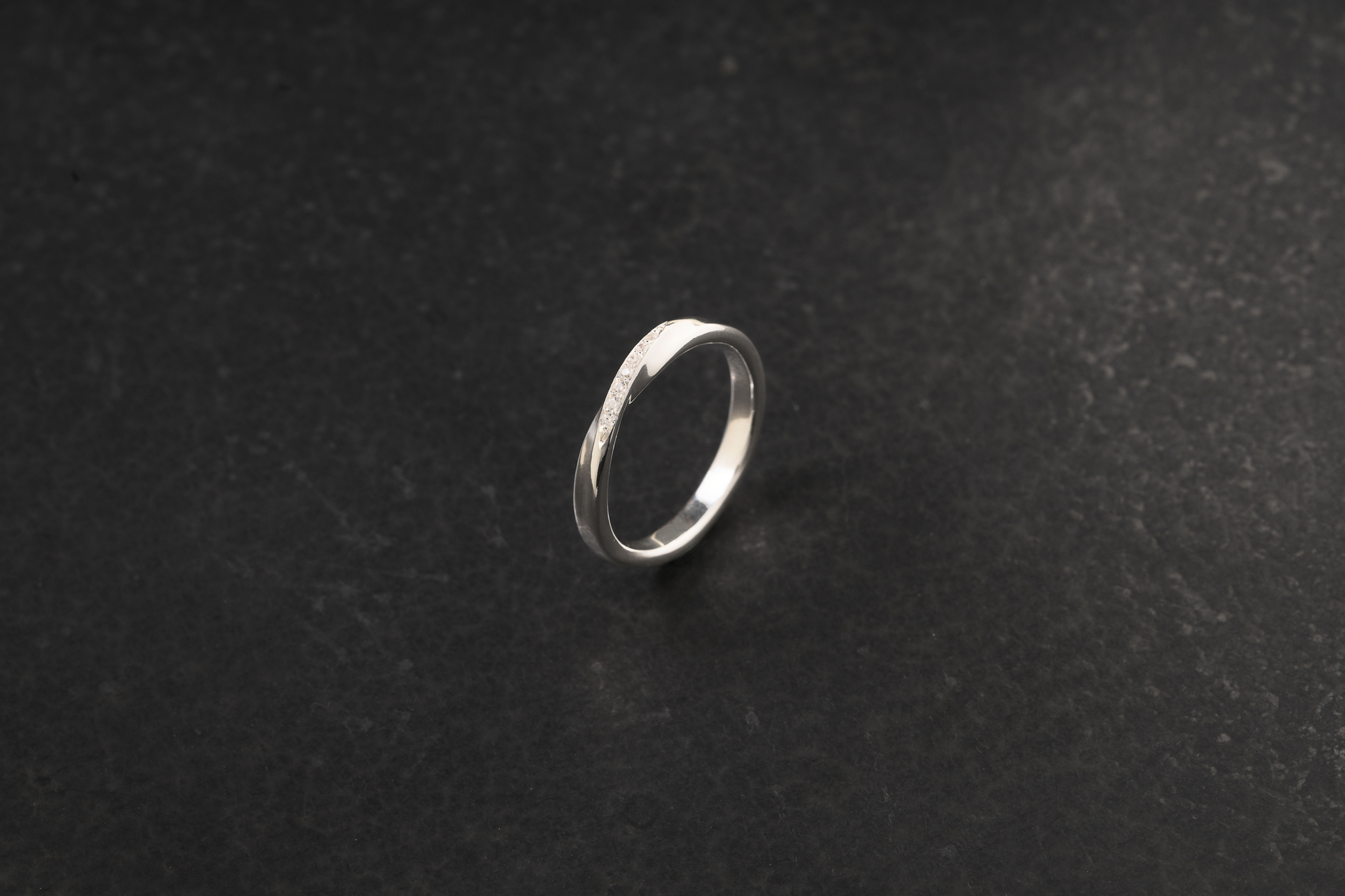 婚戒真鑽7pt 流水純銀戒指  Diamonds setting Flow & Twist Ring