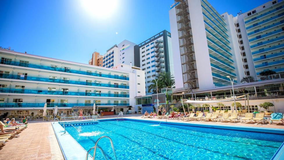 Pool & Sunbeds
