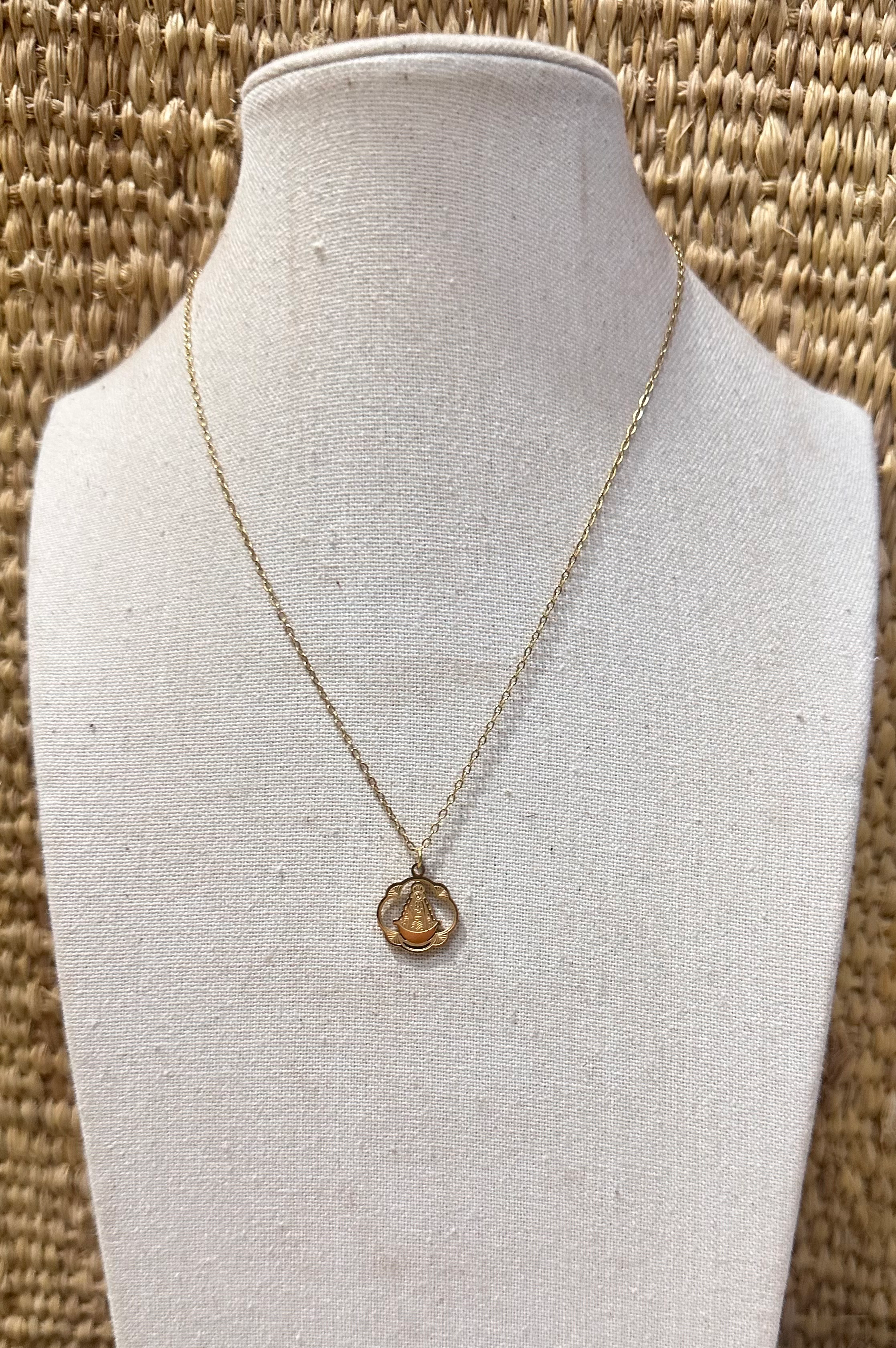 Collar Virgen Mediana Acero Color Dorado