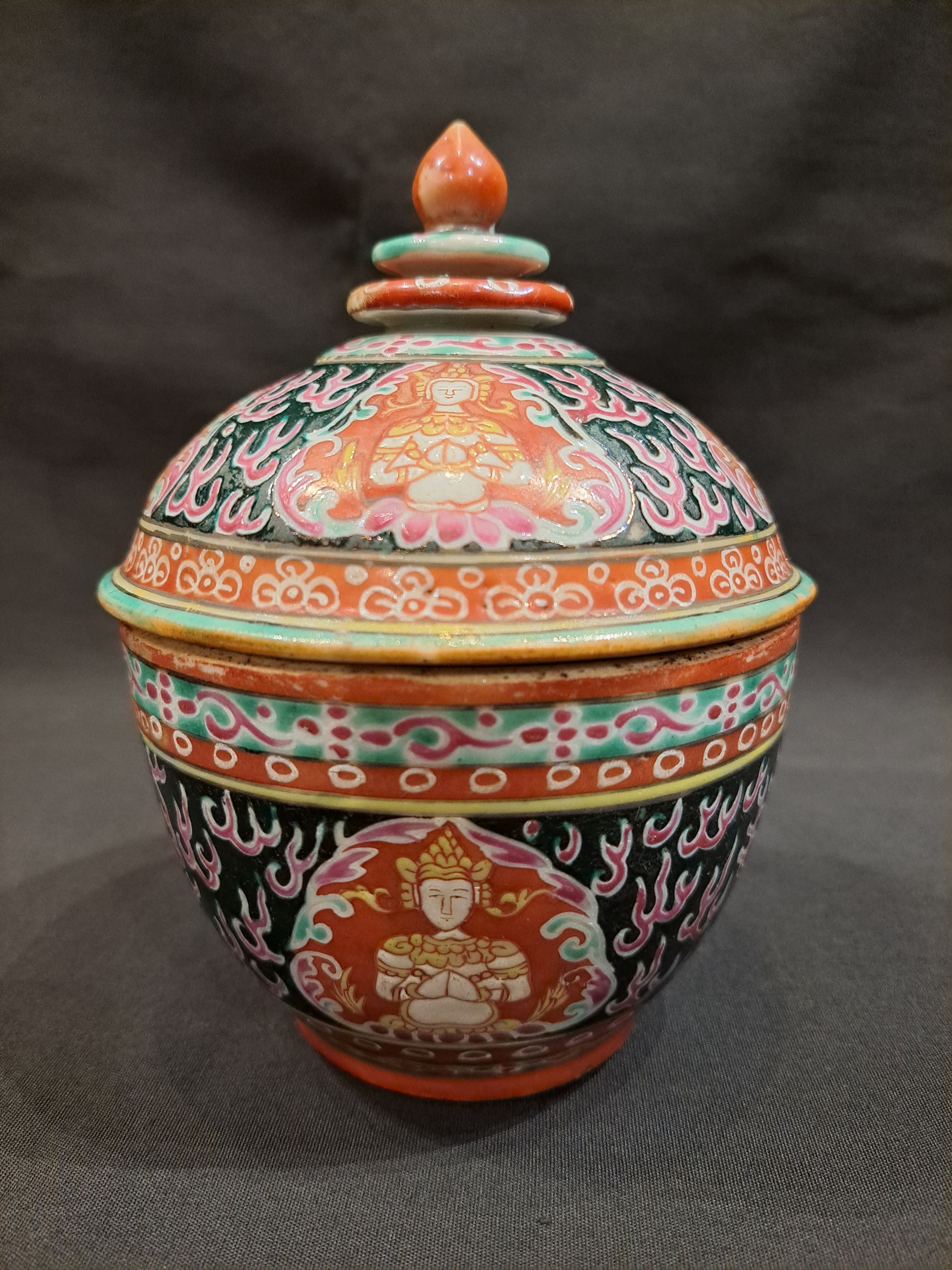 THAI BENJARONG MULTI-TIERED LIDDED BOWL PAINTED WITH THEPPANOM AND NORASINGHA.